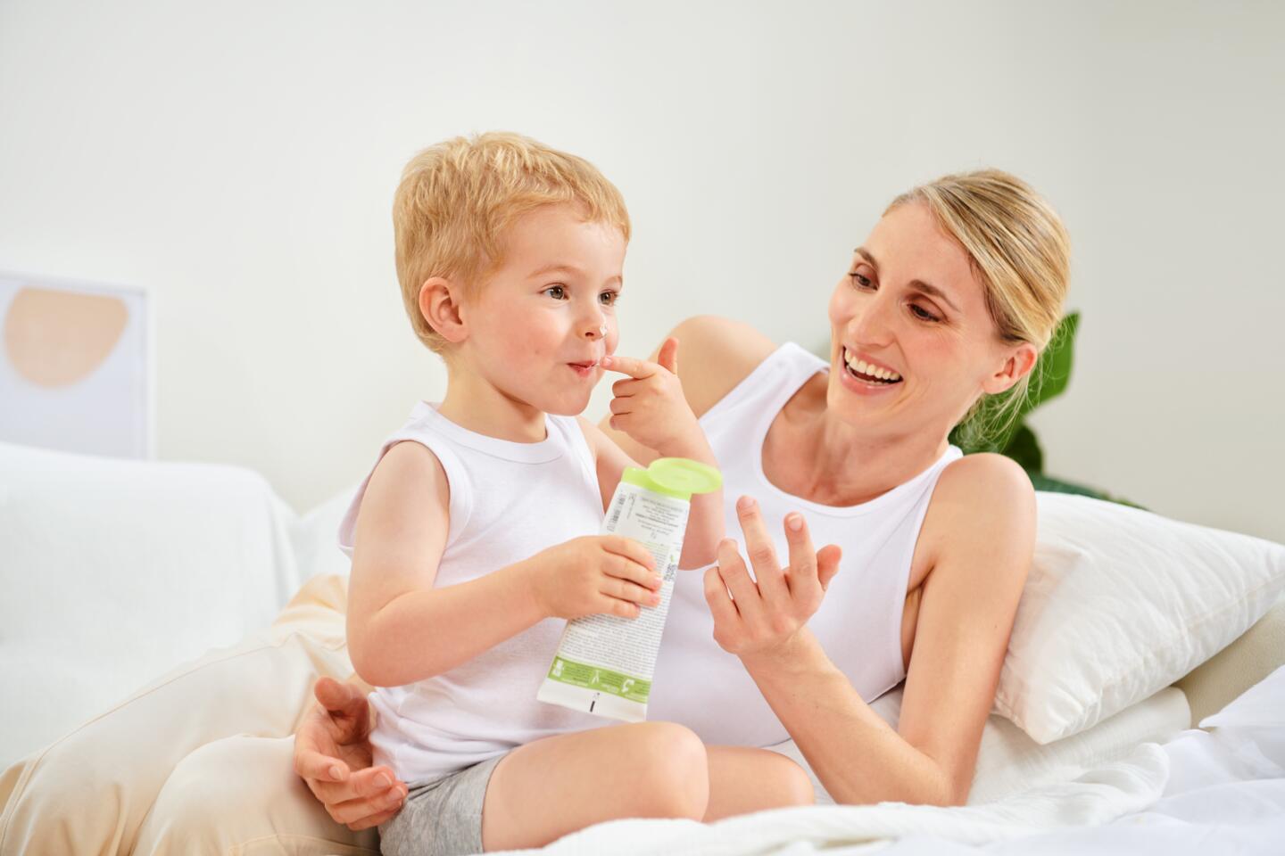 AD_EXOMEGA_EMOLLIENT_CREAM_BOY AND MOTHER BED3_LIFESTYLE_200ML_2022